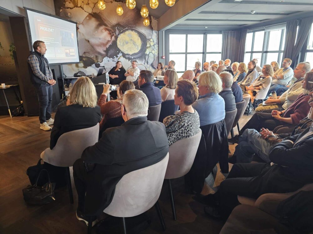 Fra næringslivsdagen i 2025. Hudd.no presenterer sin plattform.